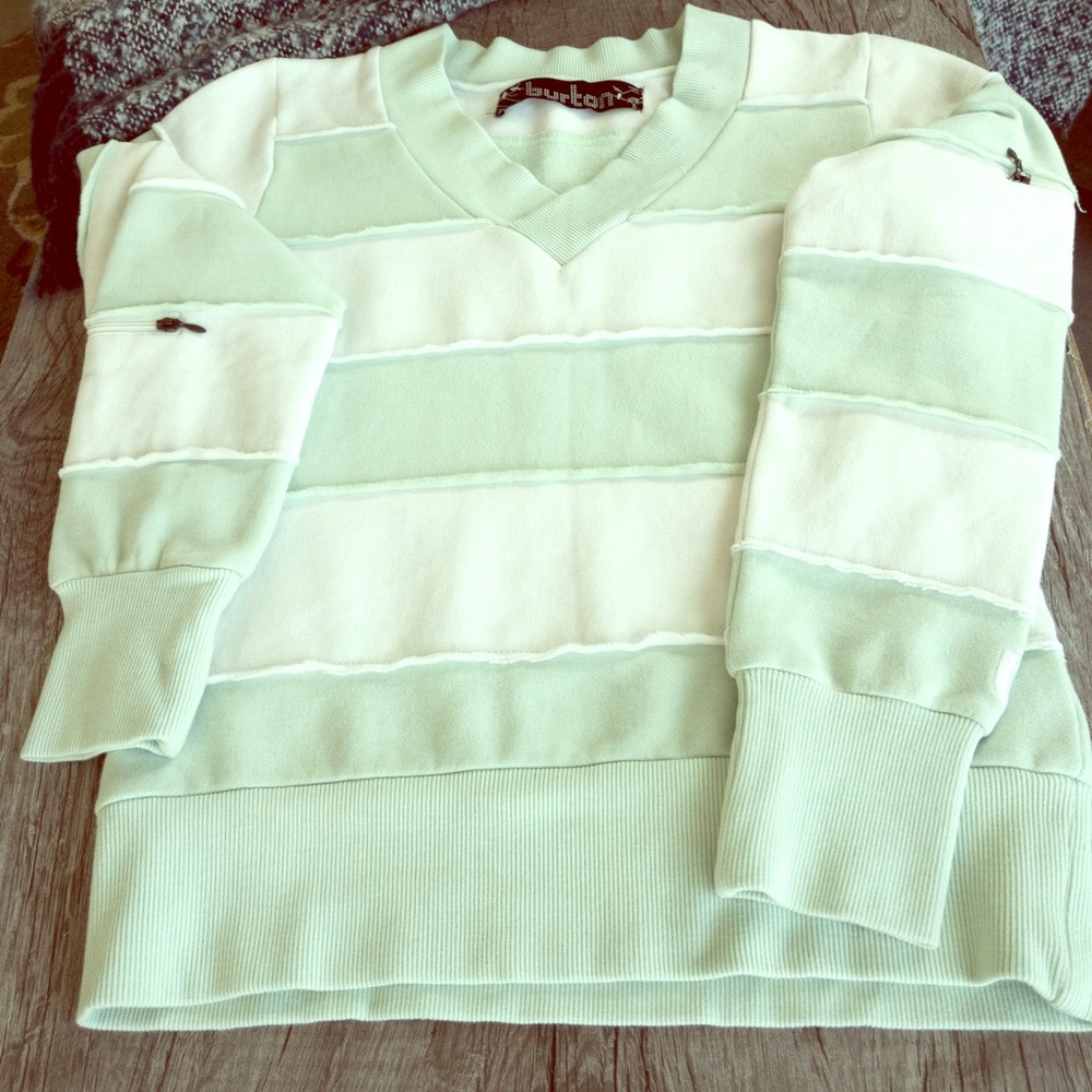 Burton V-Neck with zip arm-pocket details